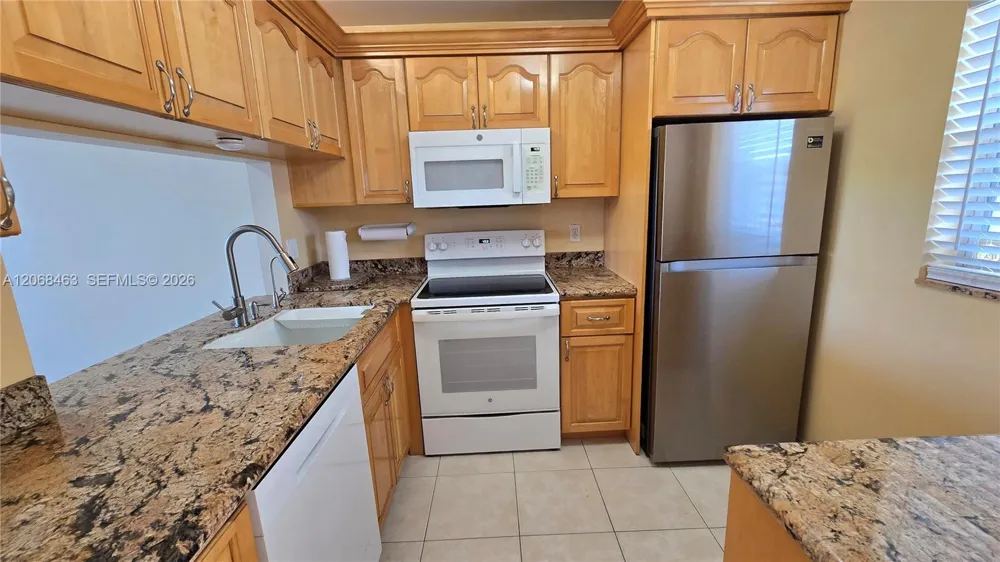 9230 Lagoon Pl #310 Davie, FL 33324