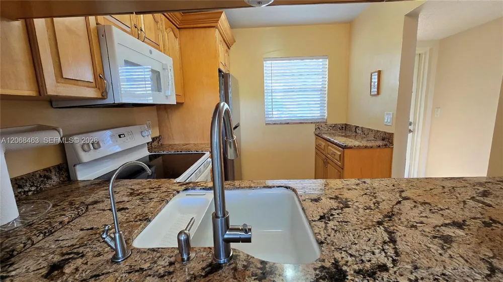 9230 Lagoon Pl #310 Davie, FL 33324