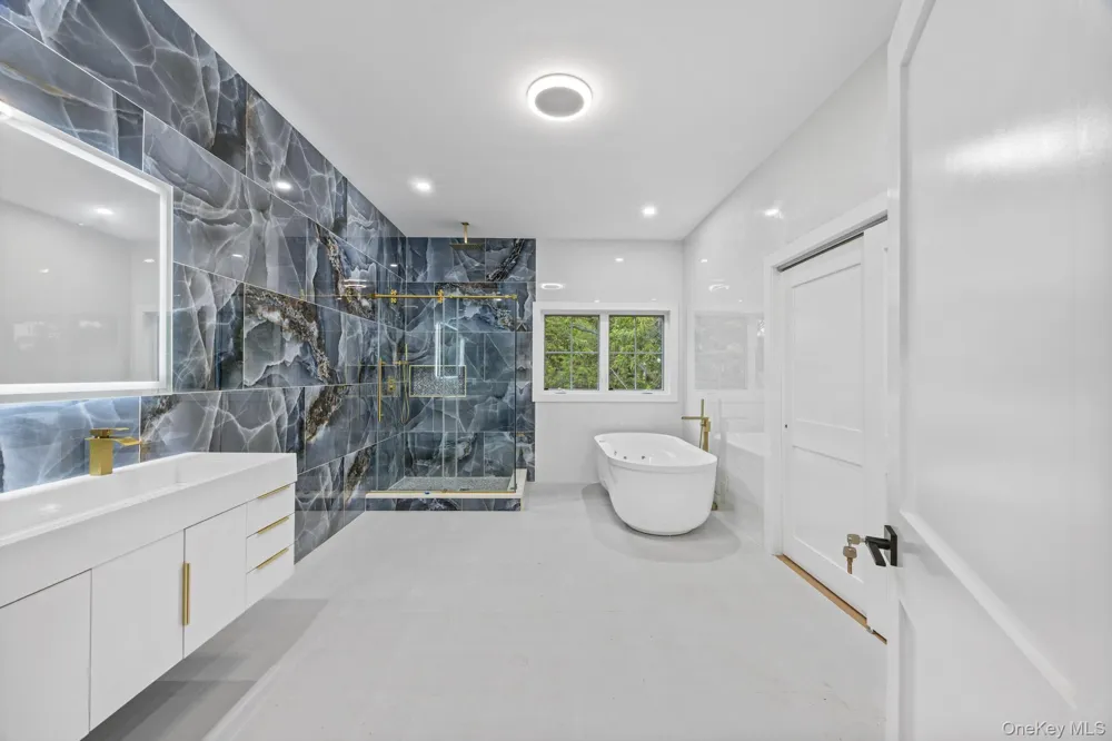 16 S Montgomery Avenue Bay Shore, NY 11706