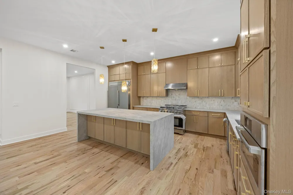 16 S Montgomery Avenue Bay Shore, NY 11706