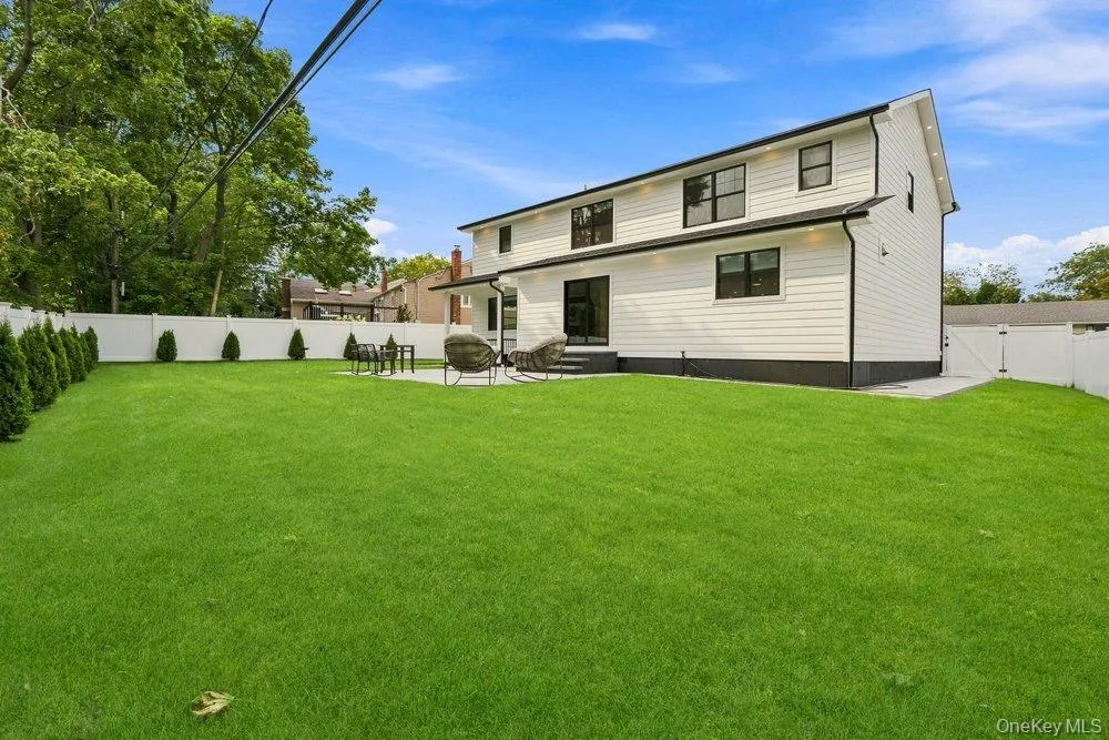 8 Allison Drive Old Bethpage, NY 11804