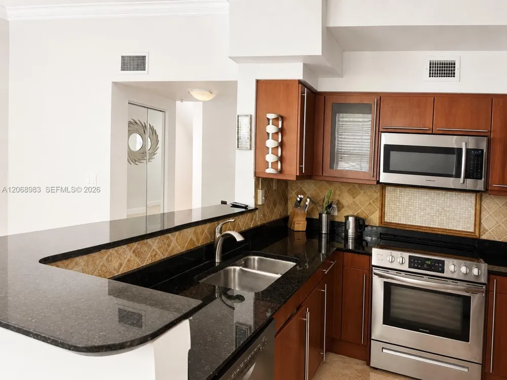 2069 S Ocean Dr #TH18 Hallandale Beach, FL 33009