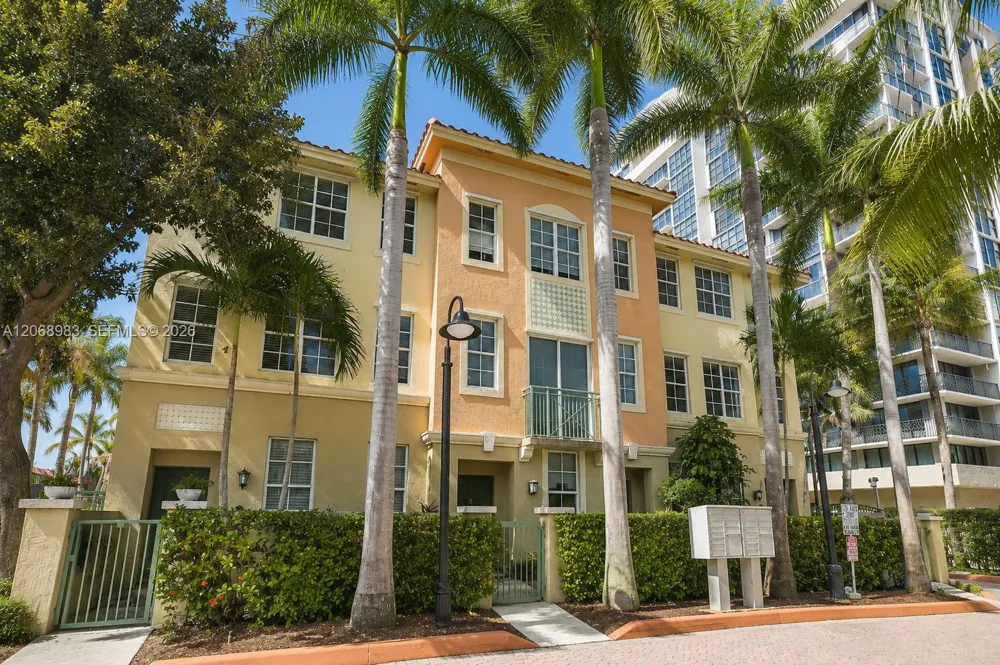 2069 S Ocean Dr #TH18 Hallandale Beach, FL 33009