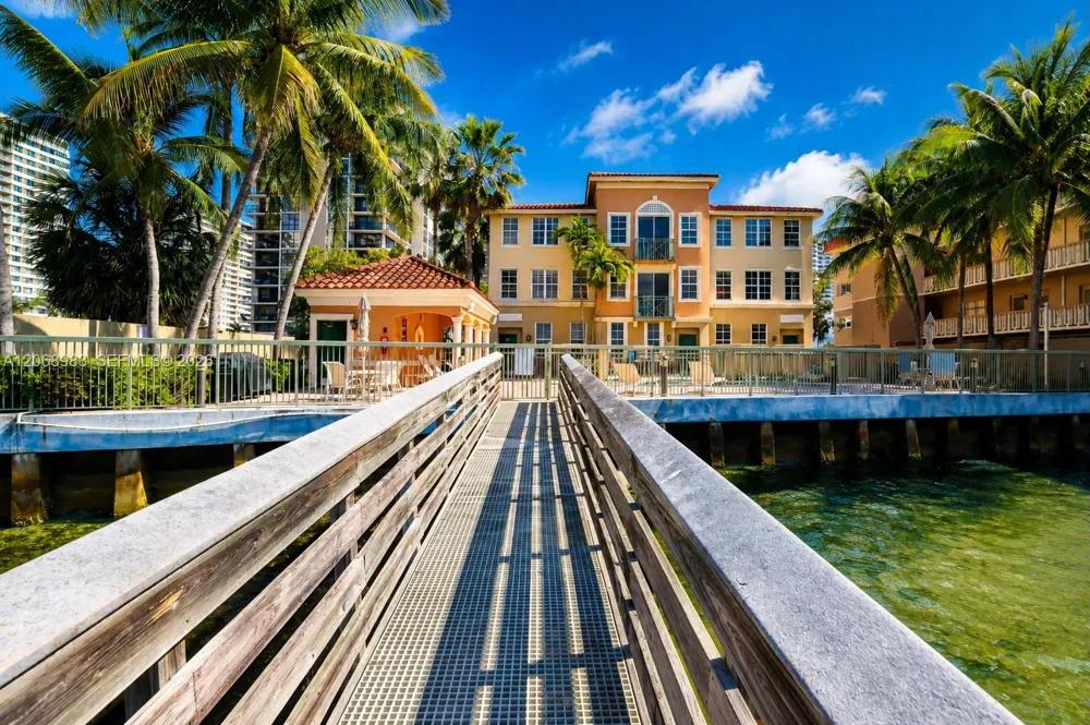 2069 S Ocean Dr #TH18 Hallandale Beach, FL 33009