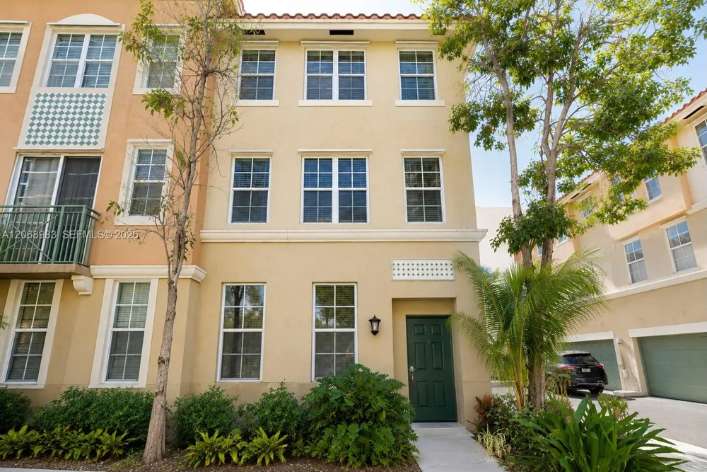 2069 S Ocean Dr #TH18 Hallandale Beach, FL 33009