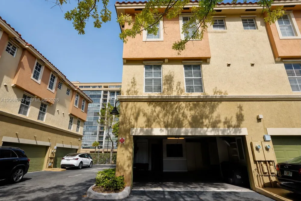 2069 S Ocean Dr #TH18 Hallandale Beach, FL 33009