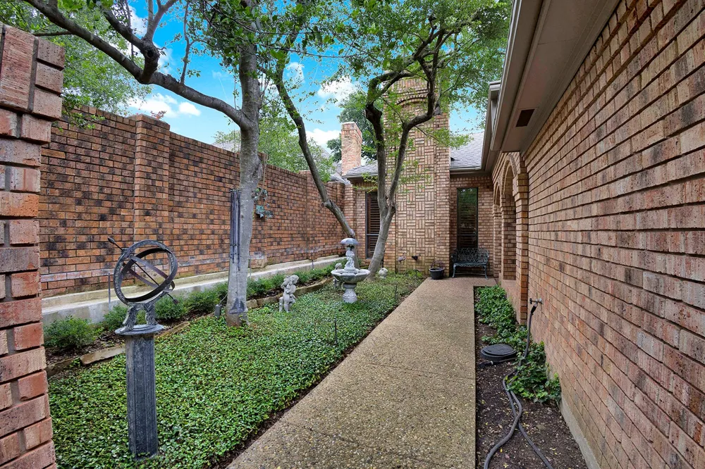 16046 Chalfont Circle Dallas, TX 75248