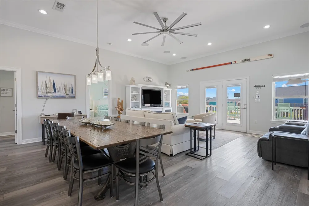 956 Biscayne Crystal Beach, TX 77650