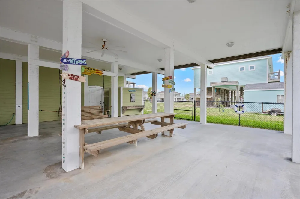 956 Biscayne Crystal Beach, TX 77650