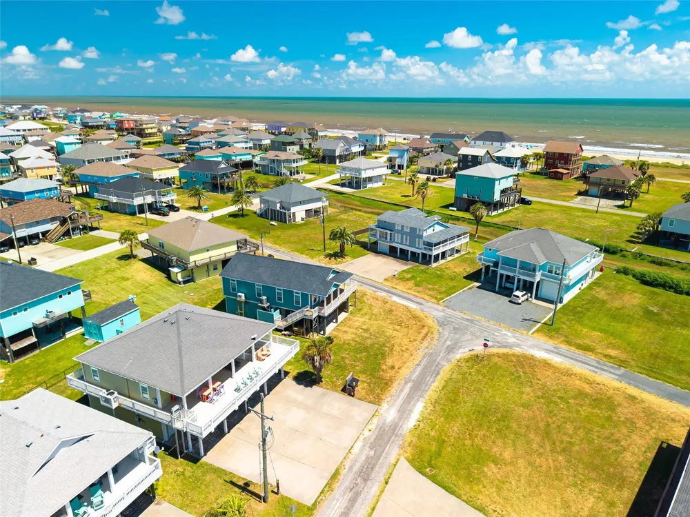 956 Biscayne Crystal Beach, TX 77650
