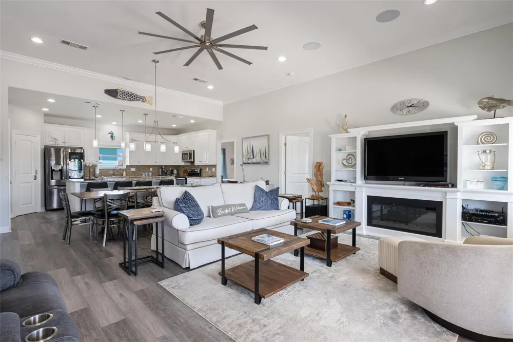 956 Biscayne Crystal Beach, TX 77650