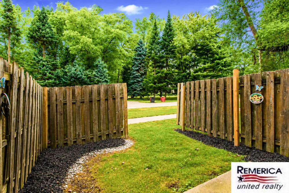 23532 Lahser Road Southfield, MI 48033