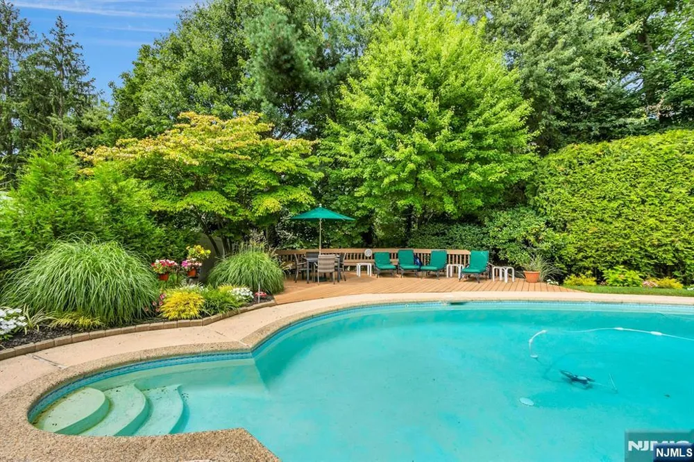 56 O Shaughnessy Lane Closter, NJ 07624