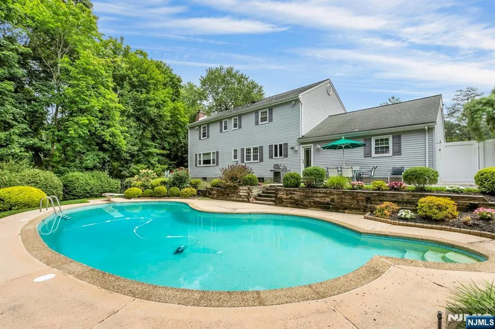 56 O Shaughnessy Lane Closter, NJ 07624