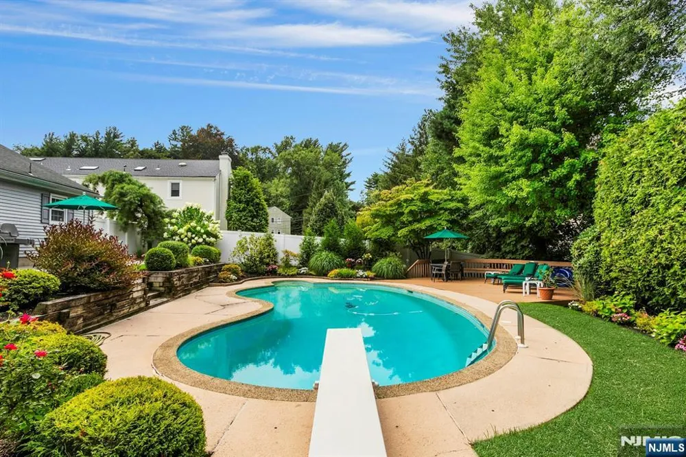 56 O Shaughnessy Lane Closter, NJ 07624