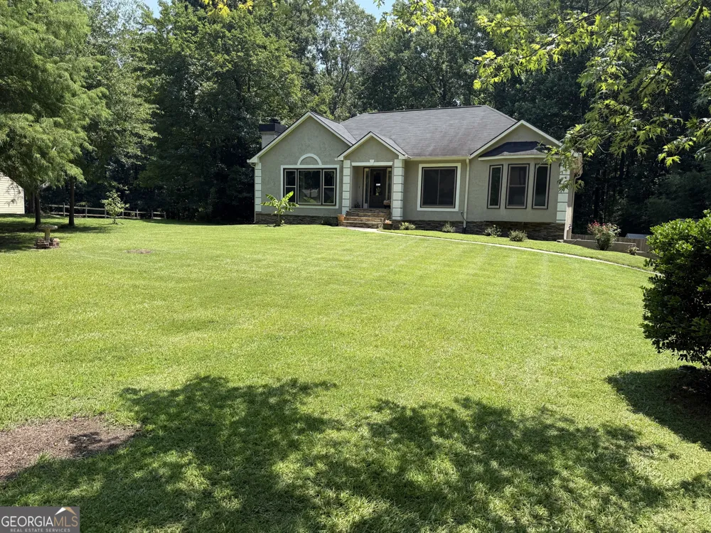 145 London LN Sharpsburg, GA 30277