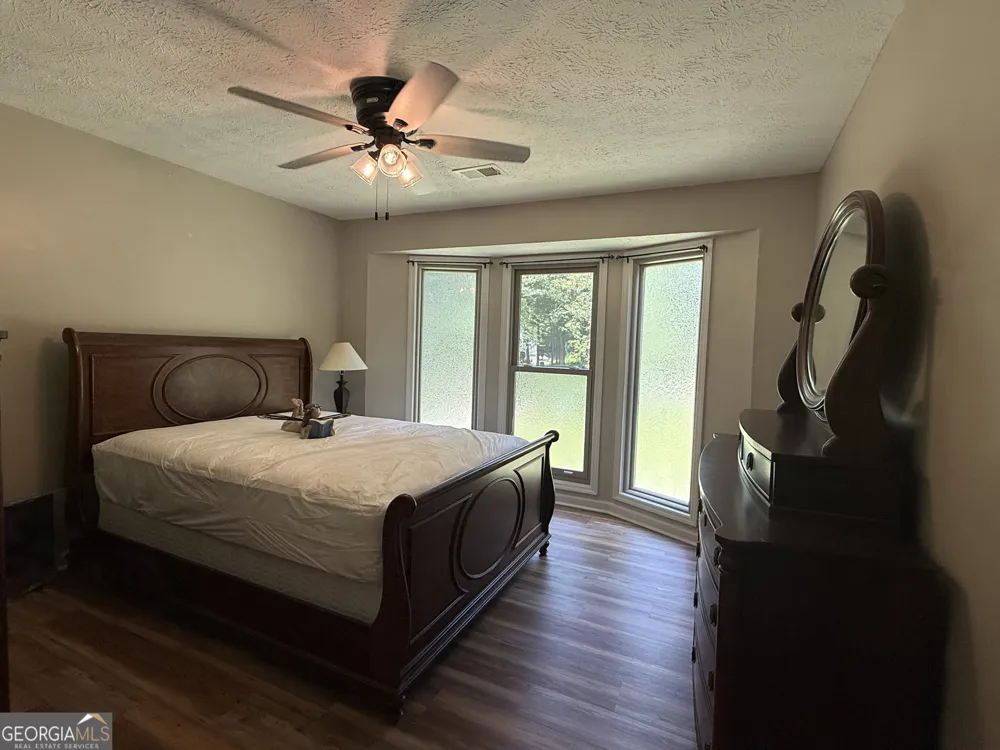 145 London LN Sharpsburg, GA 30277