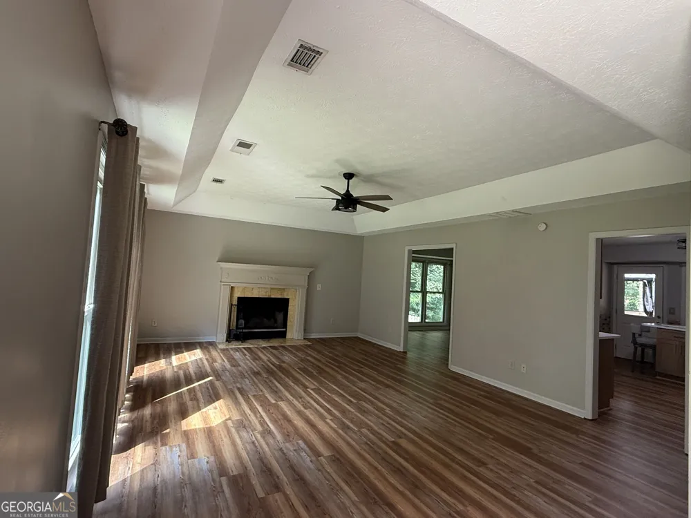 145 London LN Sharpsburg, GA 30277