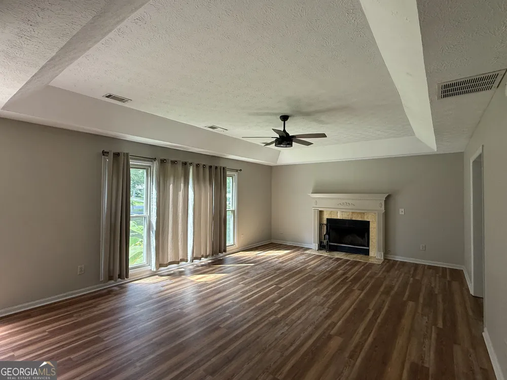 145 London LN Sharpsburg, GA 30277