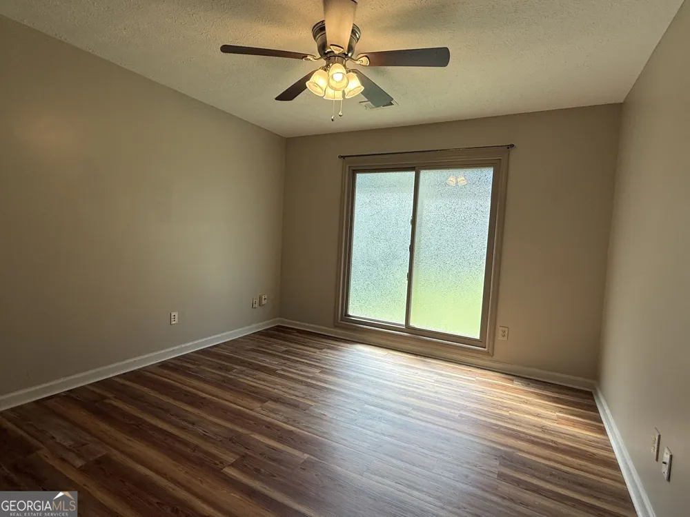 145 London LN Sharpsburg, GA 30277