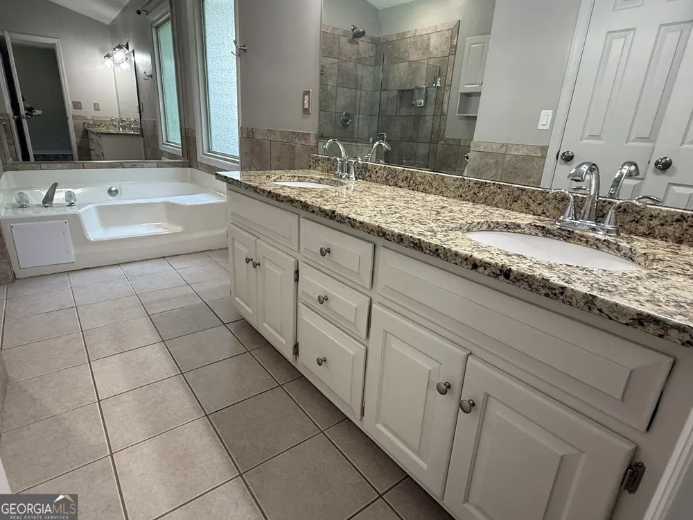 145 London LN Sharpsburg, GA 30277