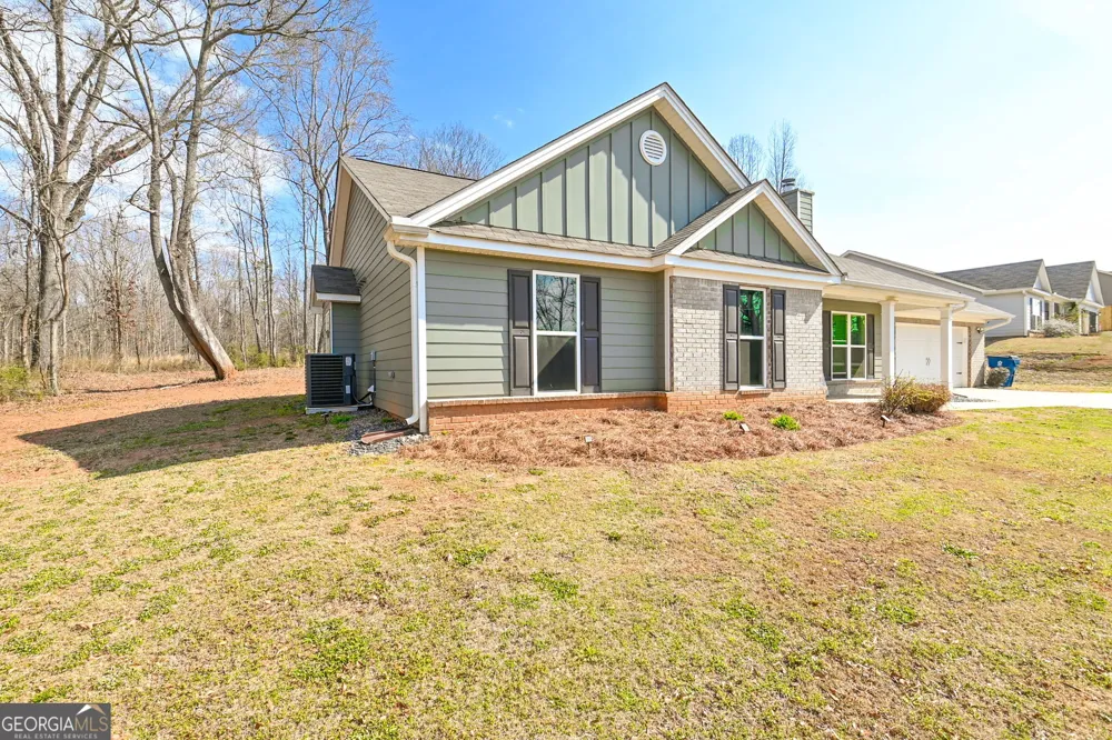 1374 Hardigree RD Winder, GA 30680