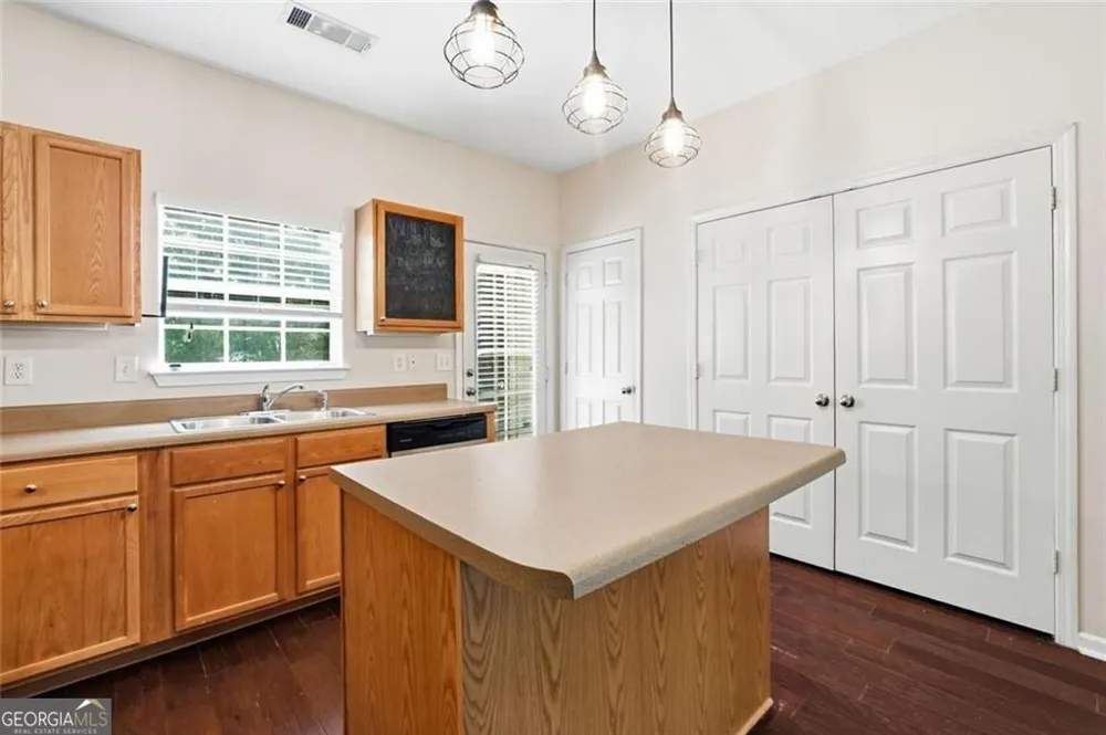 2086 Del Lago CIR Kennesaw, GA 30152