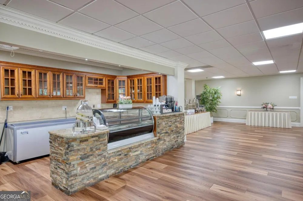 300 Johnson Ferry RD NE Sandy Springs, GA 30328