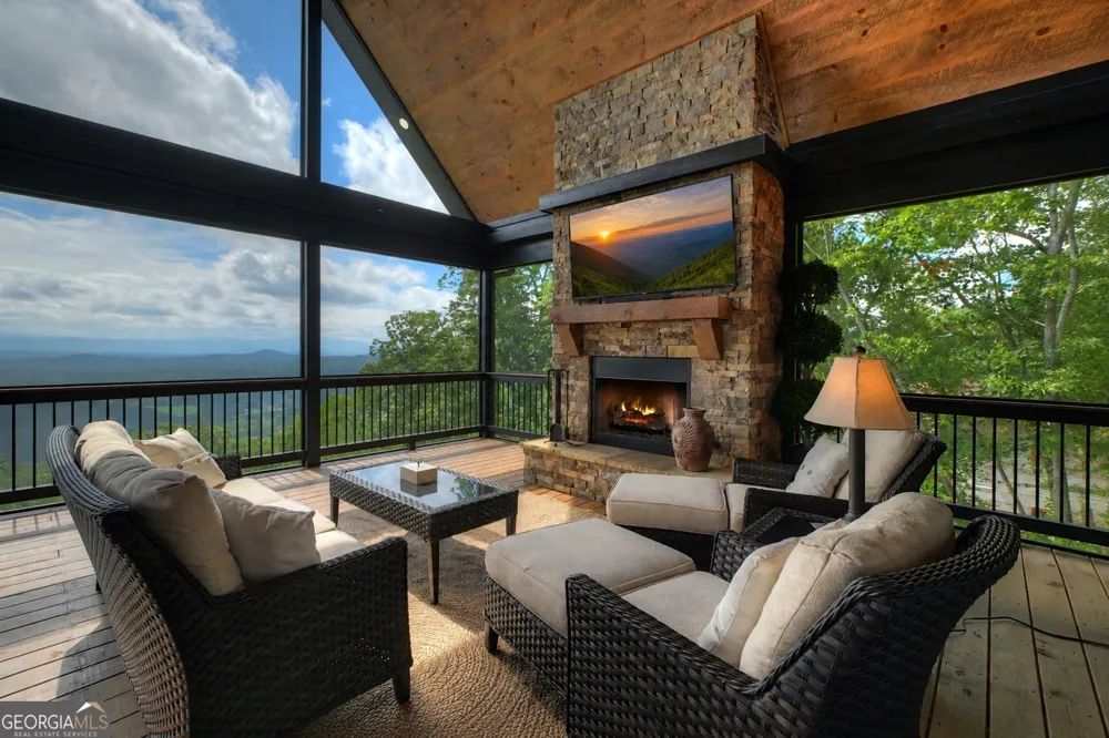 401 Kittatinny DR Mineral Bluff, GA 30559