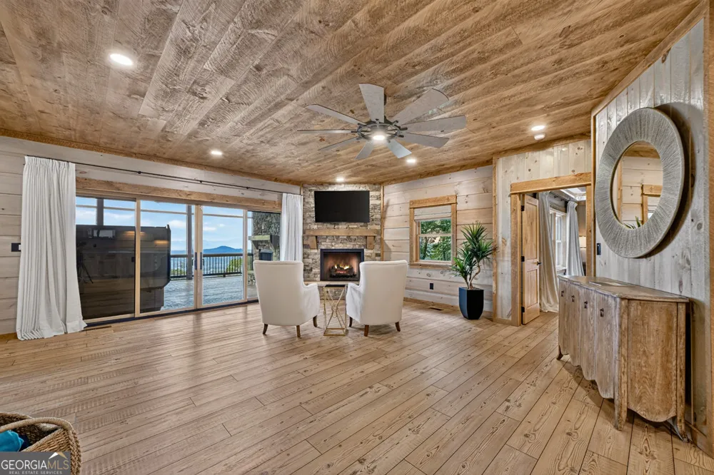 401 Kittatinny DR Mineral Bluff, GA 30559
