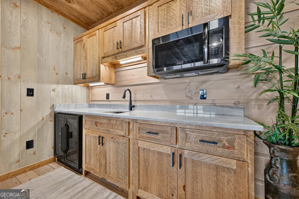 401 Kittatinny DR Mineral Bluff, GA 30559