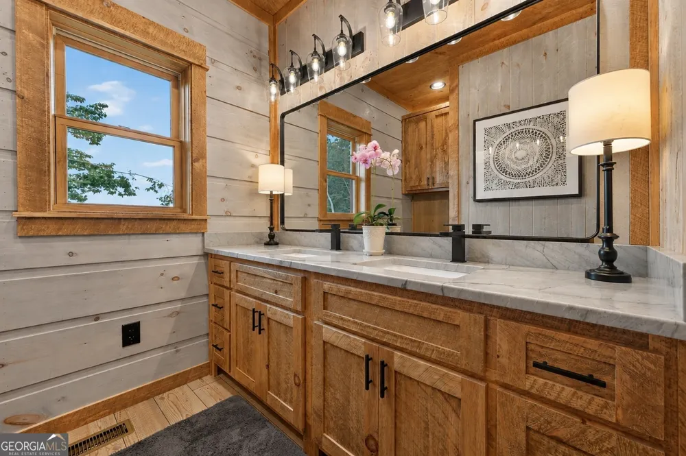 401 Kittatinny DR Mineral Bluff, GA 30559