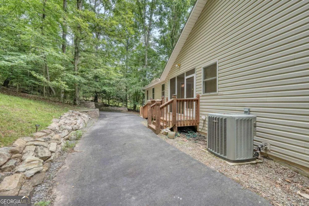 2087 Wood Lake LN Young Harris, GA 30582