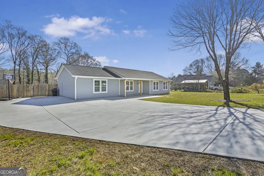 2001 RAYMONDS DR Loganville, GA 30052
