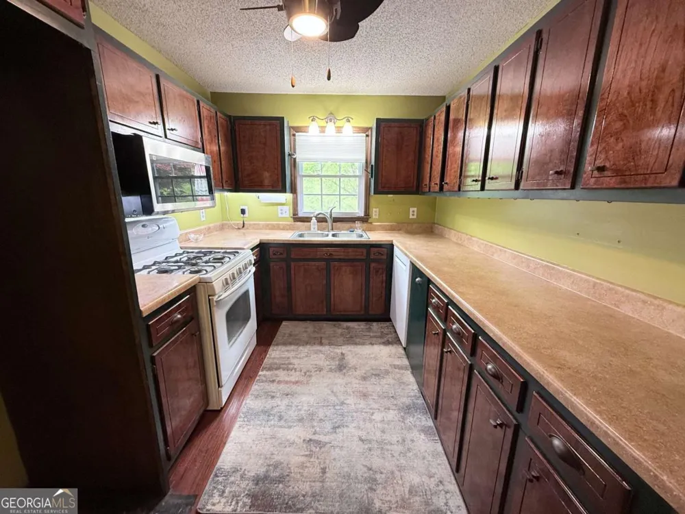 3033 Riviera DR NW Conyers, GA 30012