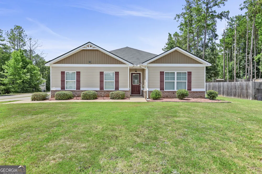 141 N Meadows Ridge DR Grantville, GA 30220