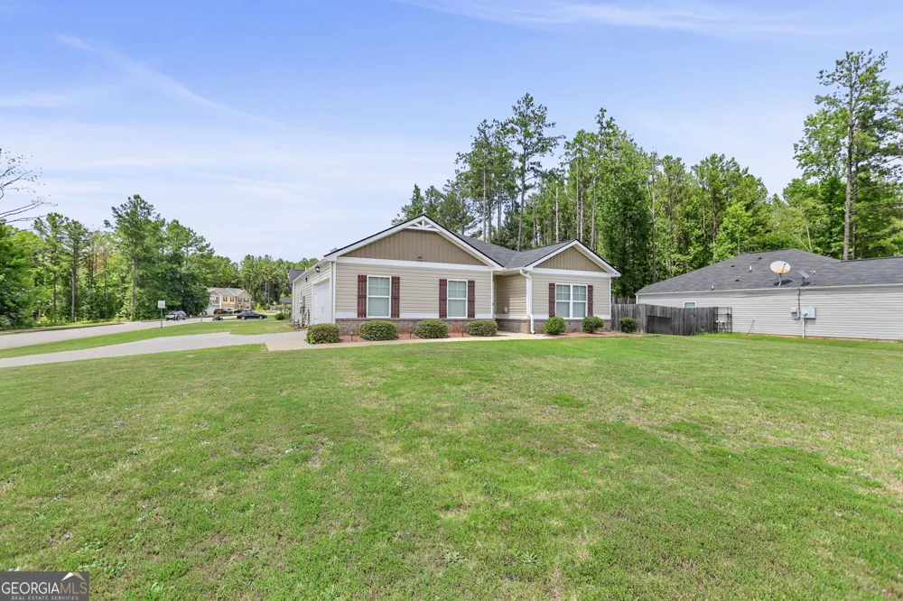 141 N Meadows Ridge DR Grantville, GA 30220