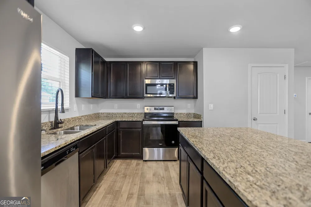 141 N Meadows Ridge DR Grantville, GA 30220