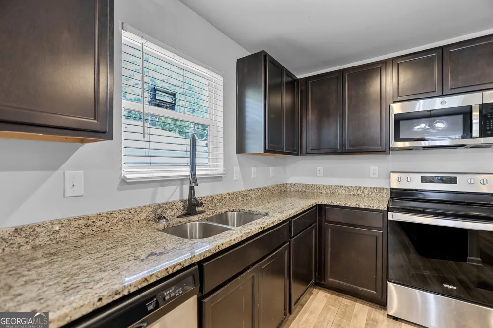 141 N Meadows Ridge DR Grantville, GA 30220