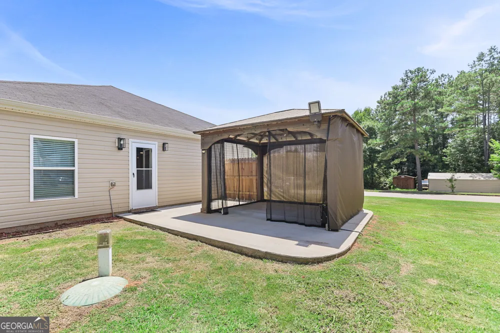 141 N Meadows Ridge DR Grantville, GA 30220