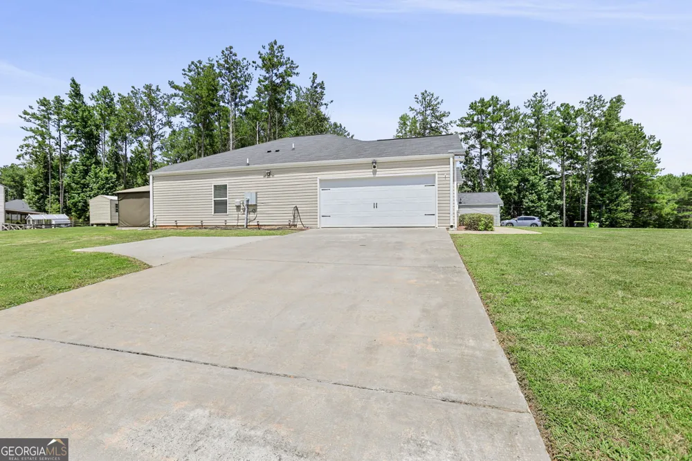141 N Meadows Ridge DR Grantville, GA 30220