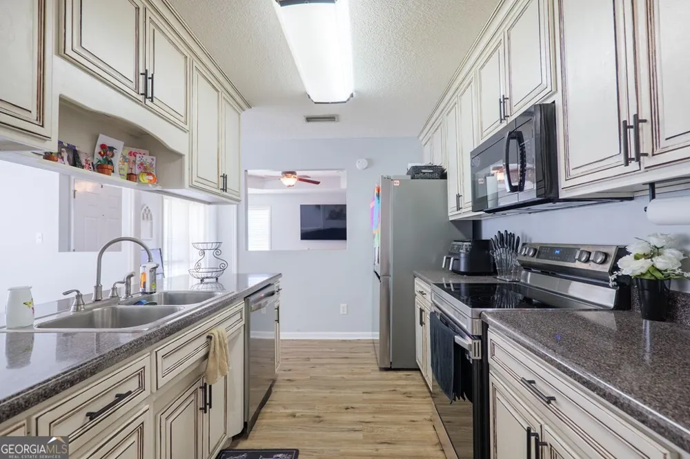 212 Hilltop CIR Valdosta, GA 31602