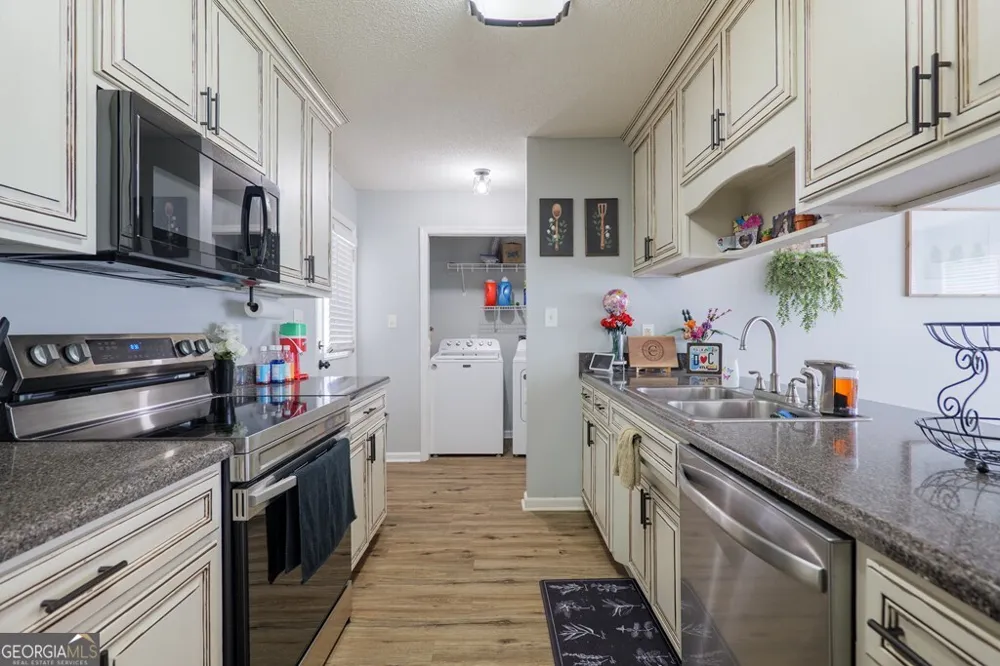 212 Hilltop CIR Valdosta, GA 31602
