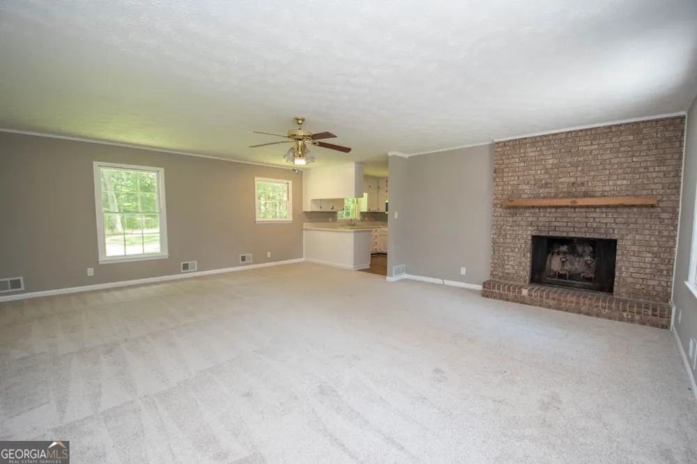 14 Bittersweet LN Newnan, GA 30263