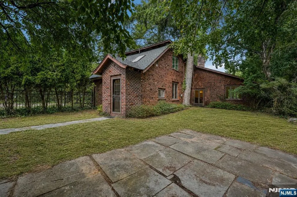 8 Harriot Avenue Harrington Park, NJ 07640