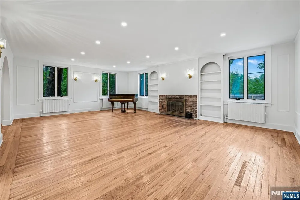 8 Harriot Avenue Harrington Park, NJ 07640