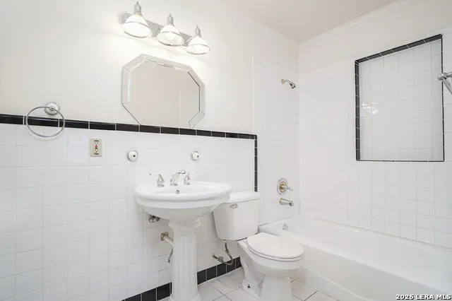 205 WEATHERCOCK LN Windcrest, TX 78239