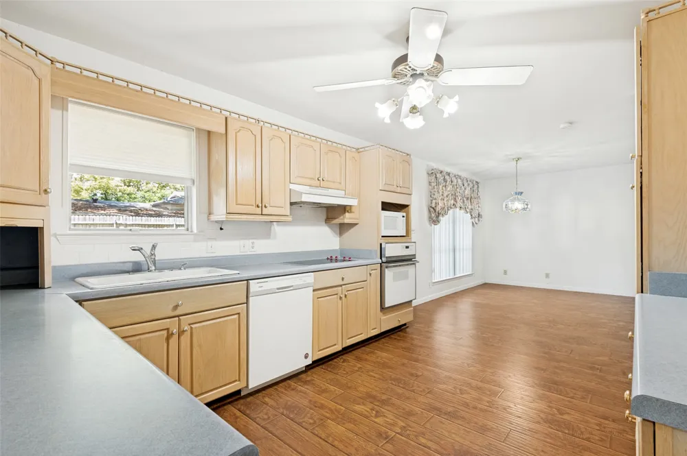 608 W Cheryl Avenue Hurst, TX 76053
