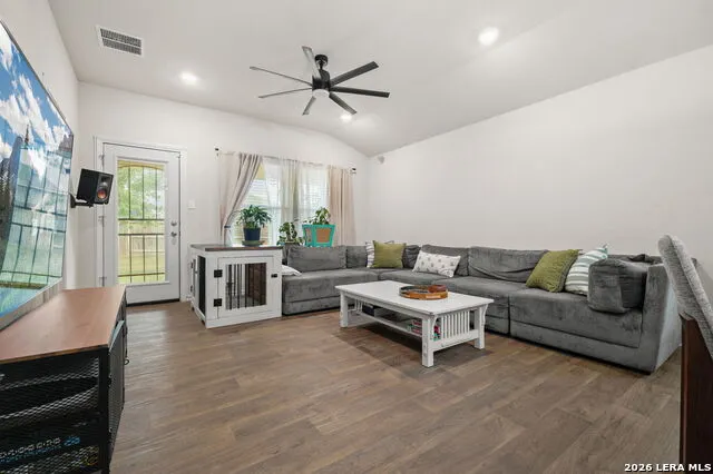 220 MIDDLE GREEN LOOP Floresville, TX 78114