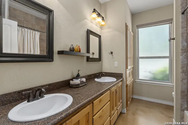 255 DOVE VALLEY DR Center Point, TX 78010